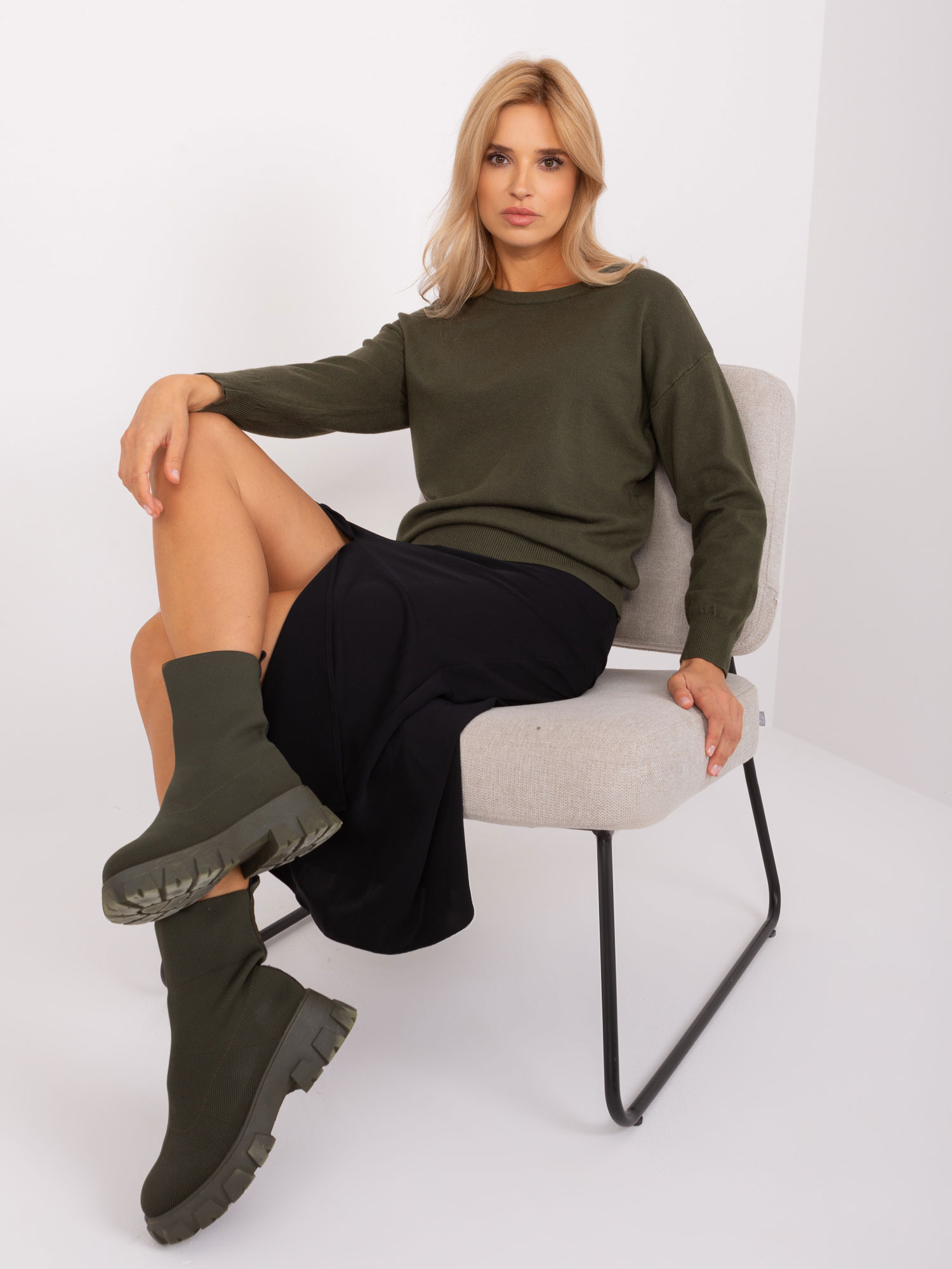 Khaki sweter klasyczny z okrągłym dekoltem