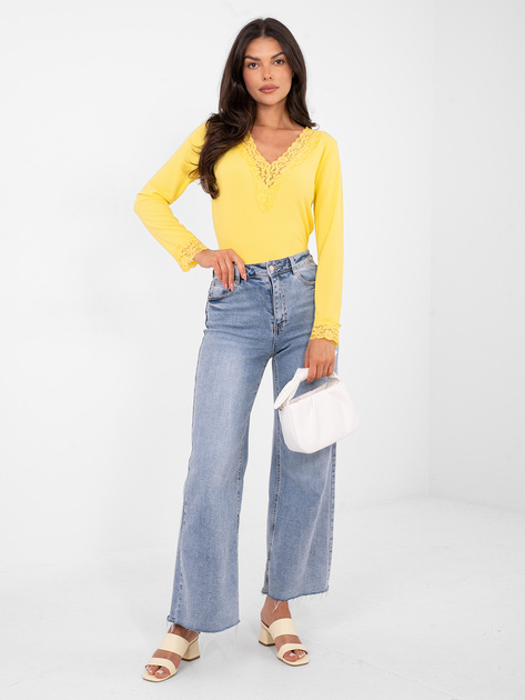 Żółta prążkowana bluzka z dekoltem V