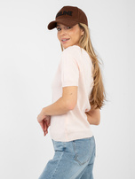 Jasnoróżowy damski sweter o dopasowanym kroju