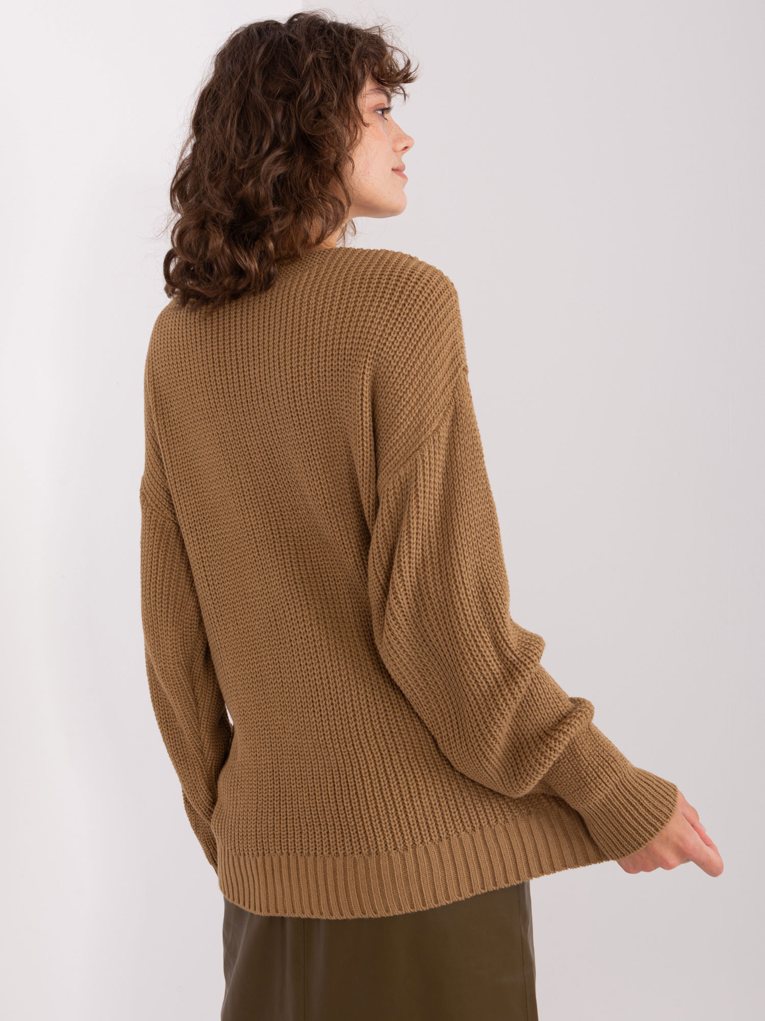 Camelowy sweter klasyczny ze ściągaczami