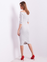 Jasnoszara prążkowana sukienka odsłaniająca ramiona