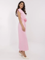 Jasnoróżowy damski kombinezon z kołnierzykiem 