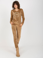 Hurtownia Camelowy damski komplet welurowy z dekoltem V