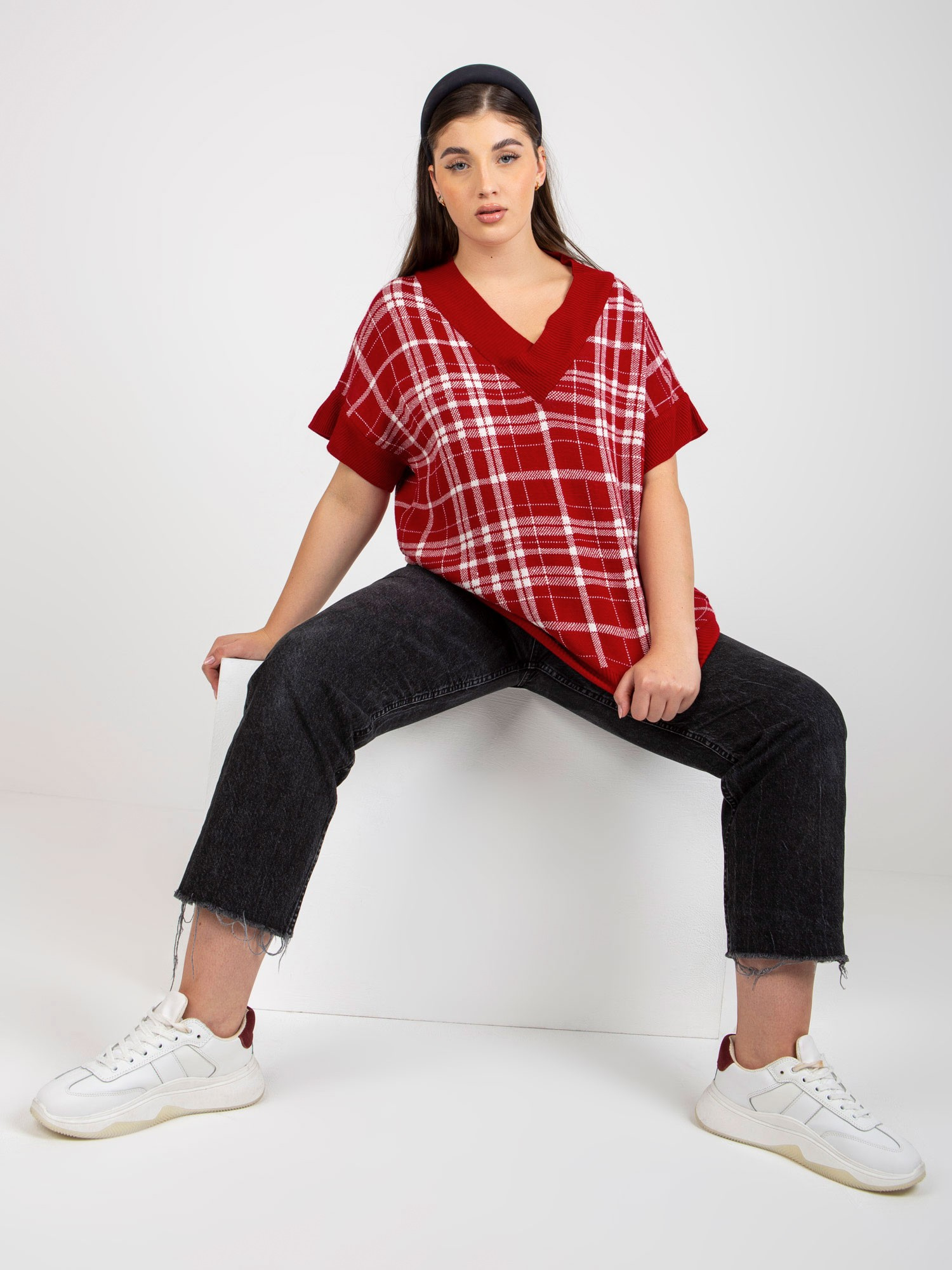 Czerwona dzianinowa kamizelka plus size w kratę