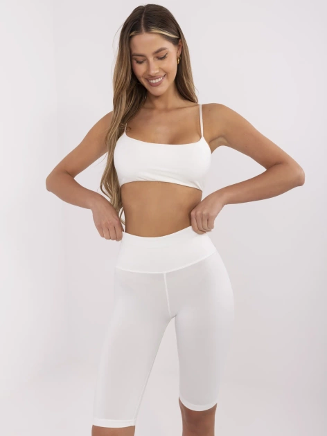 Białe szorty typu kolarki