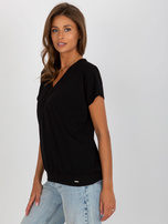Hurtownia Czarna damska bluzka basic z dekoltem V