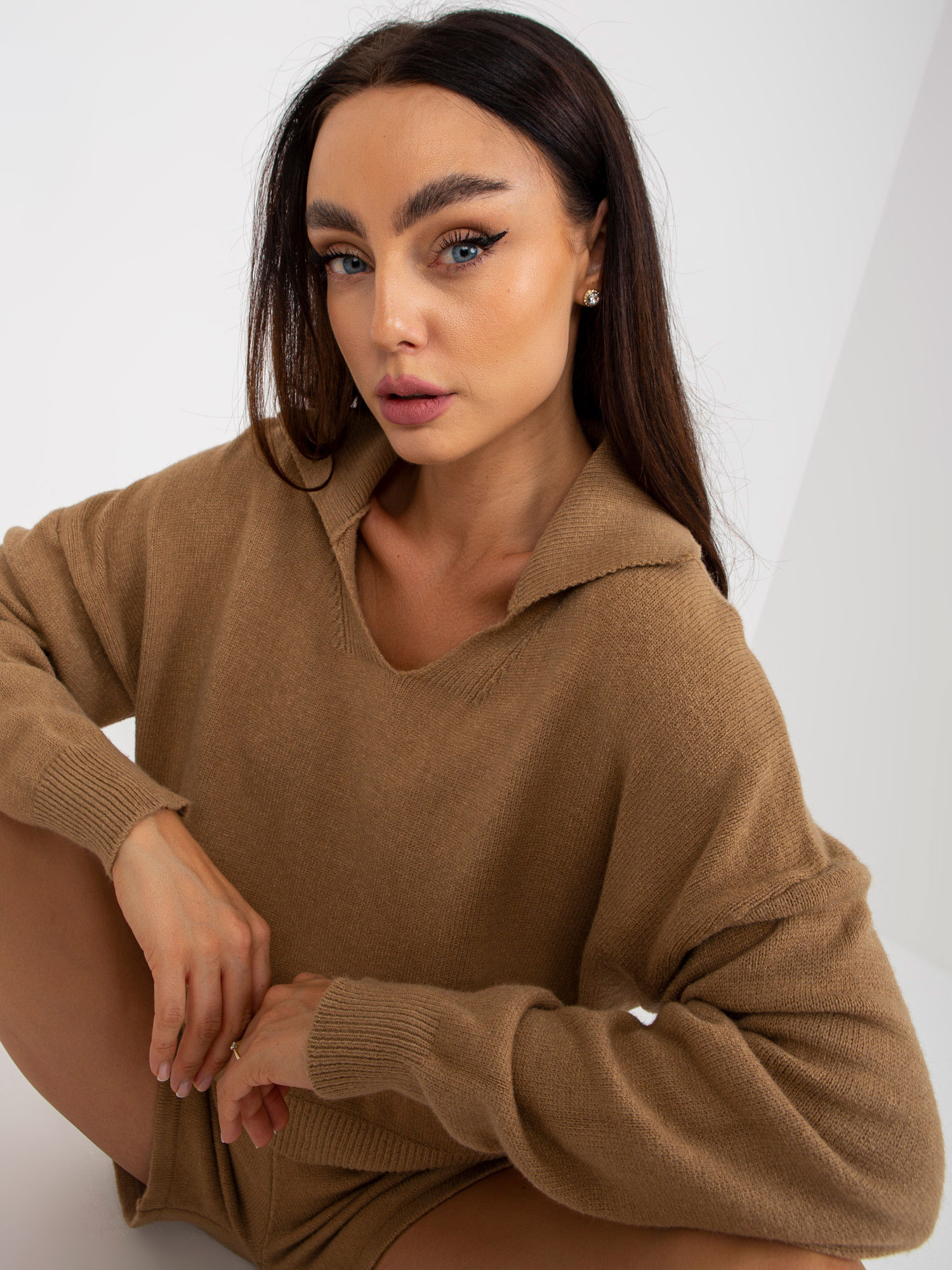 Camelowy dwuczęściowy komplet casualowy z dzianiny