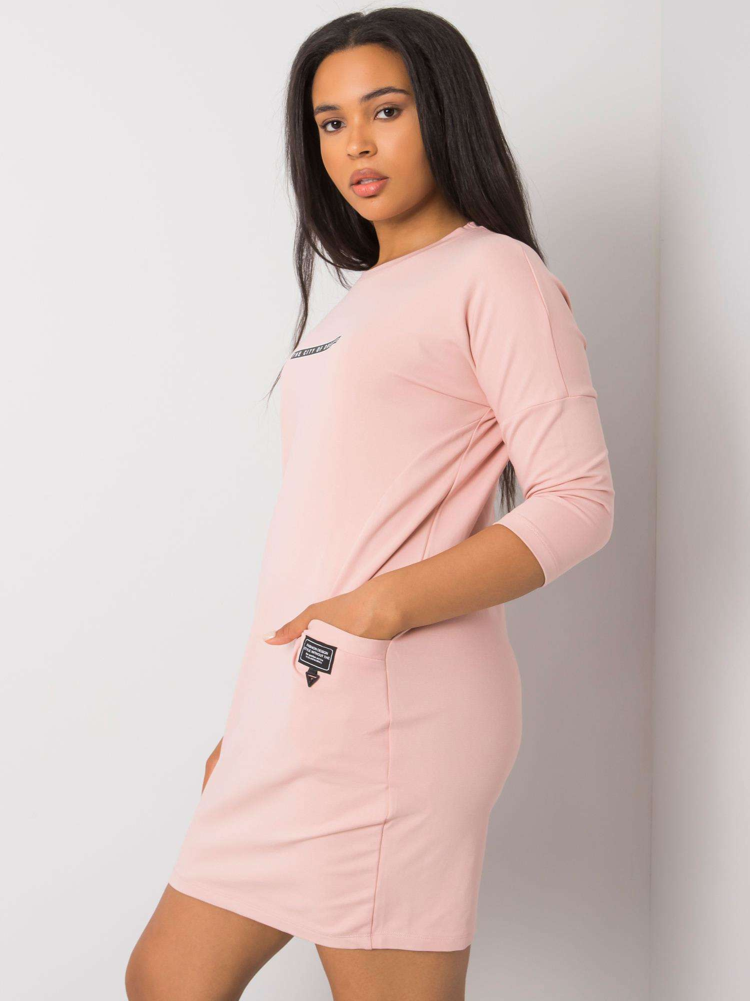 Brudnoróżowa sukienka plus size z kieszeniami Sereia