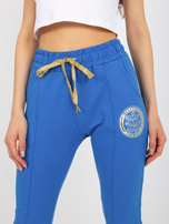 Hurtownia Ciemnoniebieskie spodnie dresowe z aplikacją