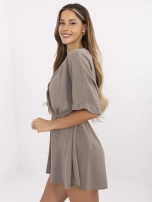 Ciemnobeżowy muślinowy kombinezon z kopertowym dekoltem