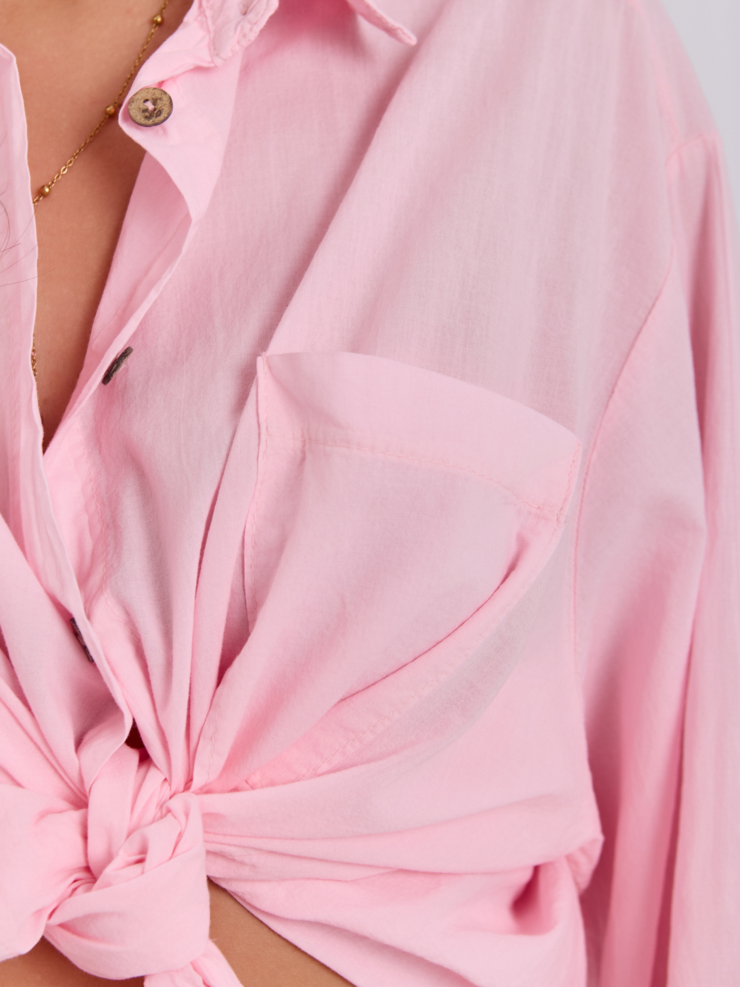 Helle rosa Baumwollbluse mit Reißverschluss.
