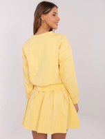 Żółty dwuczęściowy komplet z plisowaną spódnicą