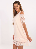 Hurt Brzoskwiniowa sukienka koktajlowa z ozdobnymi rękawami