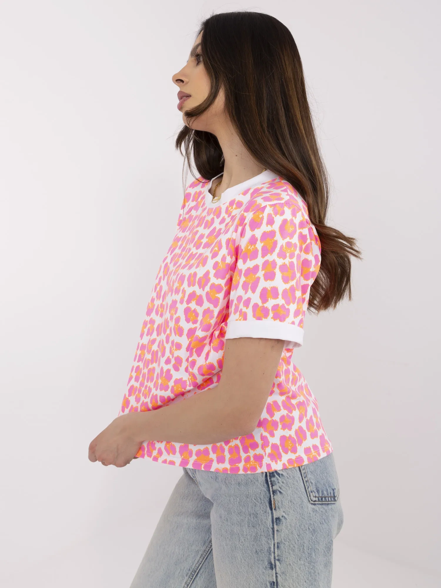 Fluoreszierende rosa-weiße Bluse mit Rundhalsausschnitt.