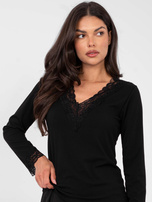 Schwarze Damenbluse mit V-Ausschnitt.