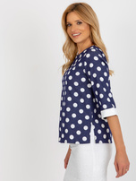 Dunkelblaue Bluse mit Punkten und 3/4-Ärmeln.