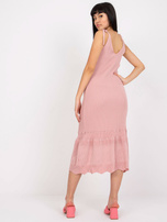 Brudnoróżowa sukienka na ramiączkach z dzianiny w prążki 