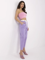 Hurt lila Damenhose mit Stoffgürtel.