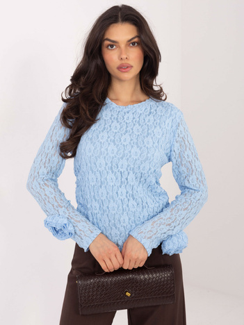 Jasnoniebieska dopasowana bluzka z koronką