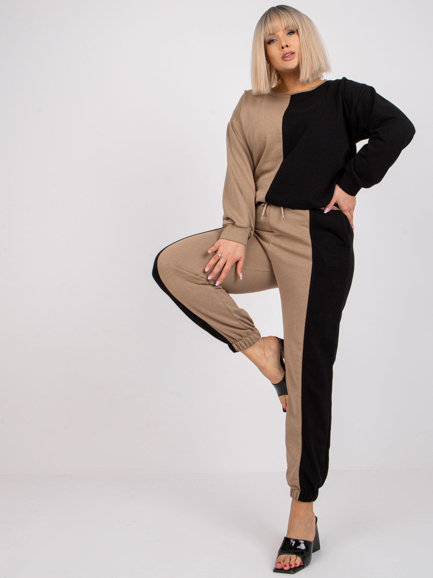 Dunkelbeige-schwarzes Plus-Size Trainingsanzug-Set Amishi.