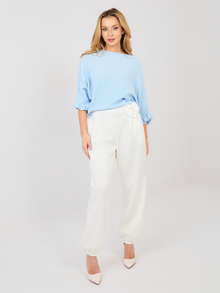 Ecru dresowe spodnie z kwiatową broszką