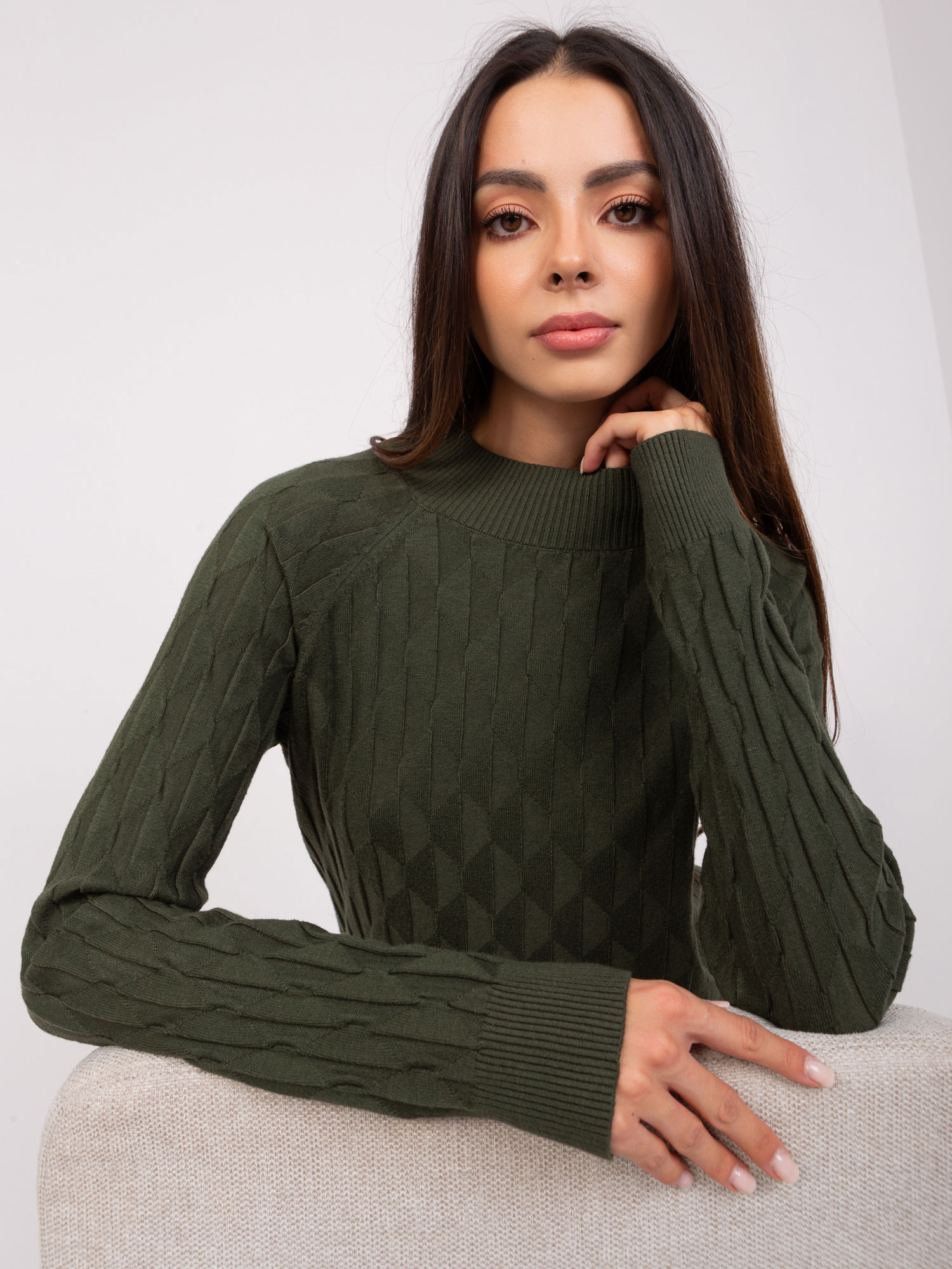 Khaki damski sweter klasyczny we wzory