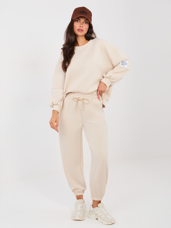 Jasnobeżowy damski komplet z naszywką