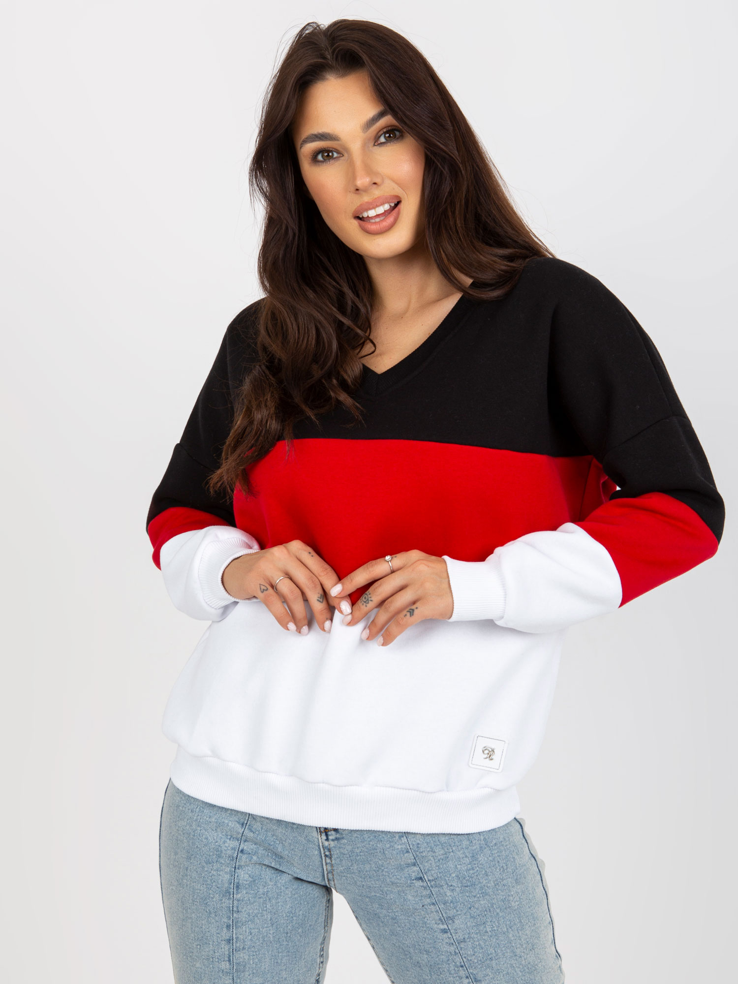 Biało-czerwona dresowa bluza basic z dekoltem w serek