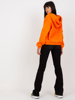 Didmeninė oranžinė džemperis su V formos iškirpte.