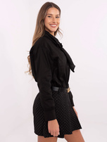 Hurtownia Czarna bawełniana koszula z broszką