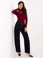 Bordowy dopasowany sweter z prążkowanej dzianiny 