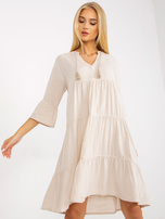 Jasnobeżowa sukienka oversize z falbaną i rękawem 3/4