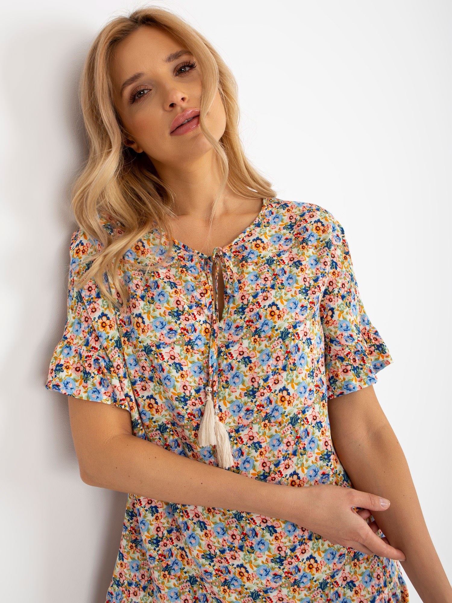 Hurt Gelbes lockeres Kleid mit Blumen und Volant SUBLEVEL.