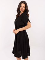 Schwarzes Sommerkleid mit Bindung in der Taille.