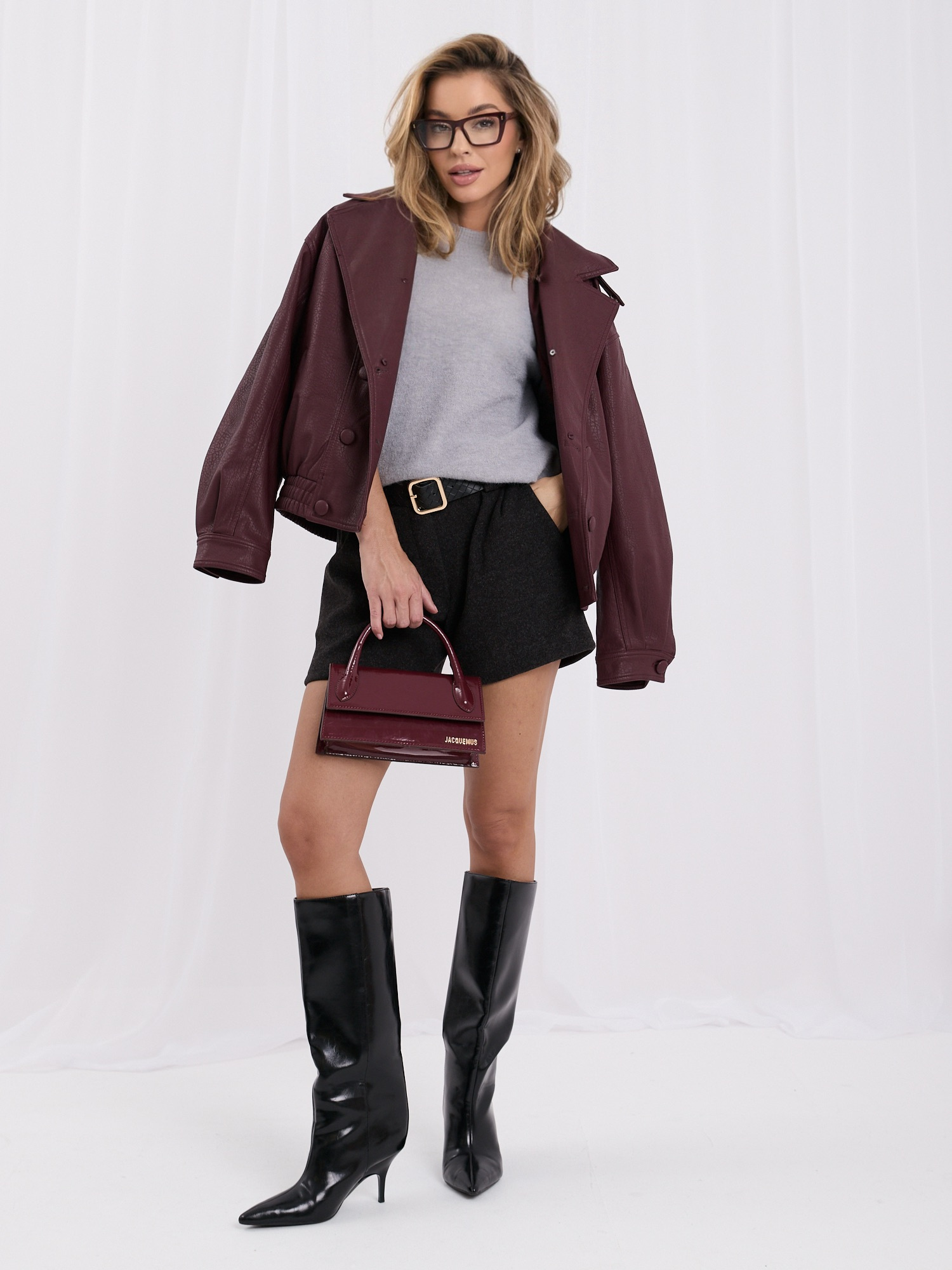 Šviesiai pilkas moteriškas basic megztinis su trumpomis rankovėmis.