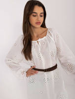 Hurt Biała ażurowa bluzka casualowa z paskiem