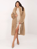 Jasnobeżowa sukienka z poduszkami na ramionach