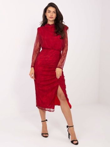 Czerwona koronkowa sukienka z rozcięciem