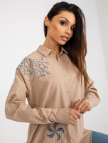Hurtownia Beżowa damska koszula oversize z haftem