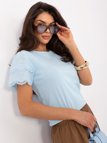 Jasnoniebieska bluzka boho z ozdobną koronką