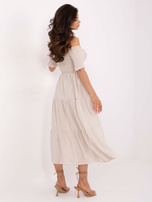 Beige Sommer-Hüftkleid.
