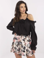 Czarna bluzka hiszpanka z kwiatową broszką