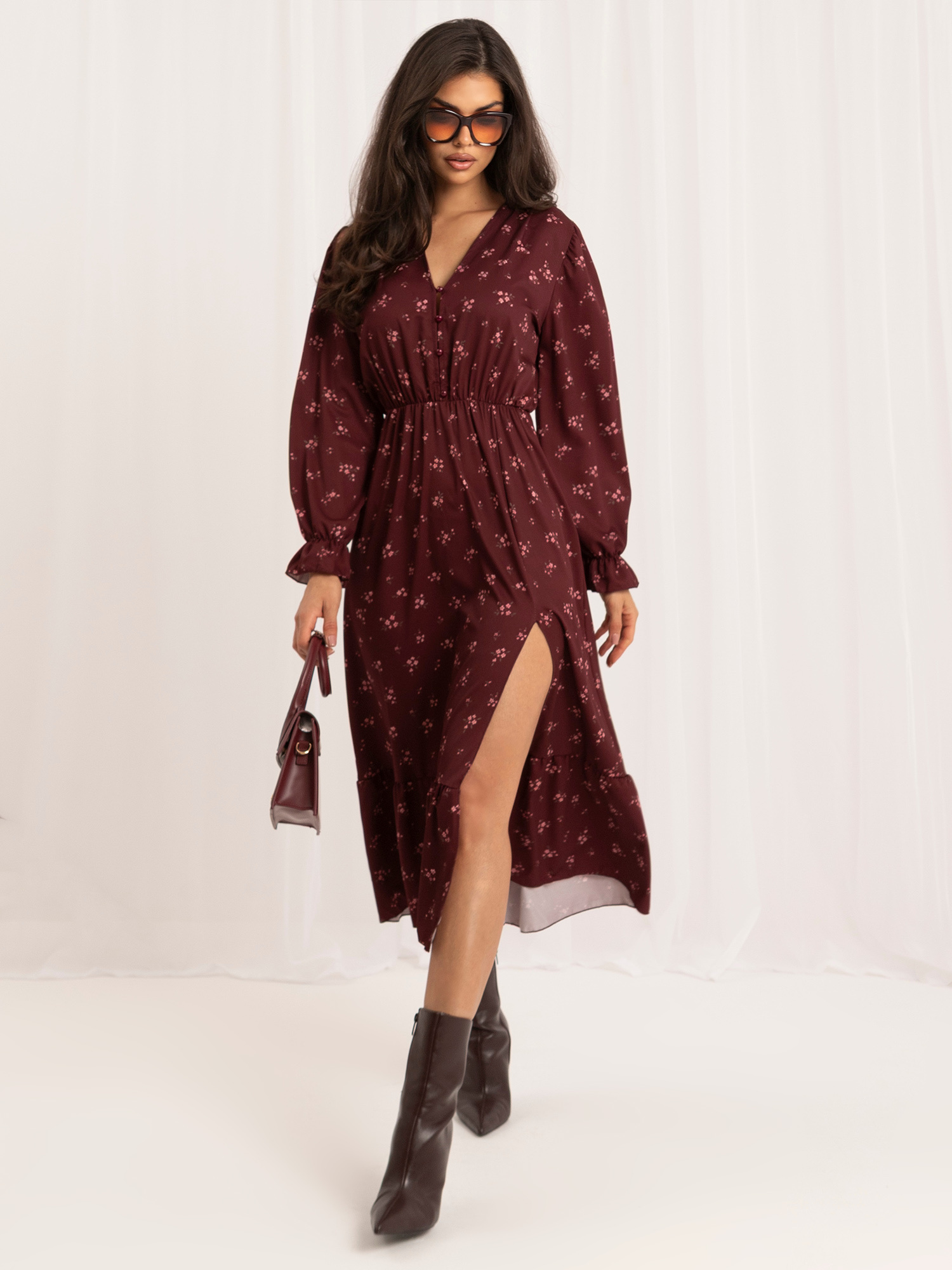 Burgunderfarbene, ausgestellte Blume Kleid.