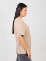 Ciemnobeżowy t-shirt basic z ozdobnymi szwami RUE PARIS 