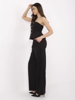 Černý dámský kostým s ozdobnými knoflíky.