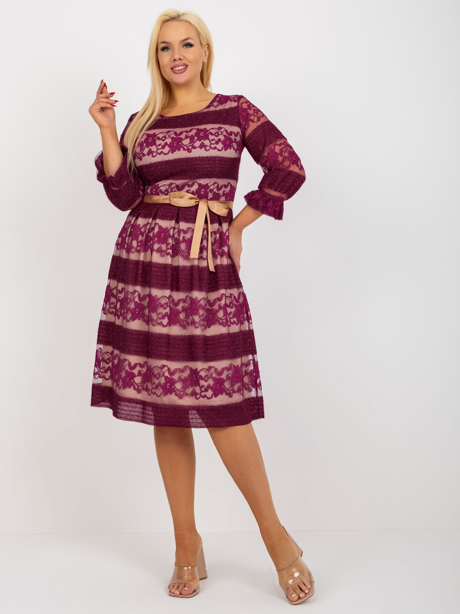 Fioletowa koktajlowa sukienka plus size z paskiem