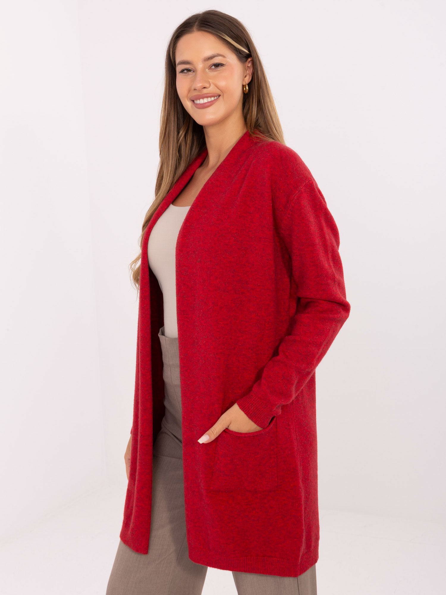 Rote Strickjacke mit Modalanteil.