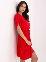 Rotes, ausgestelltes Kleid bis zum Knie.
