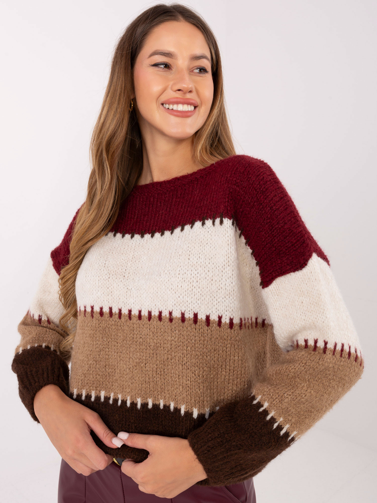 Bordowo-ecu sweter oversize z domieszką wełny
