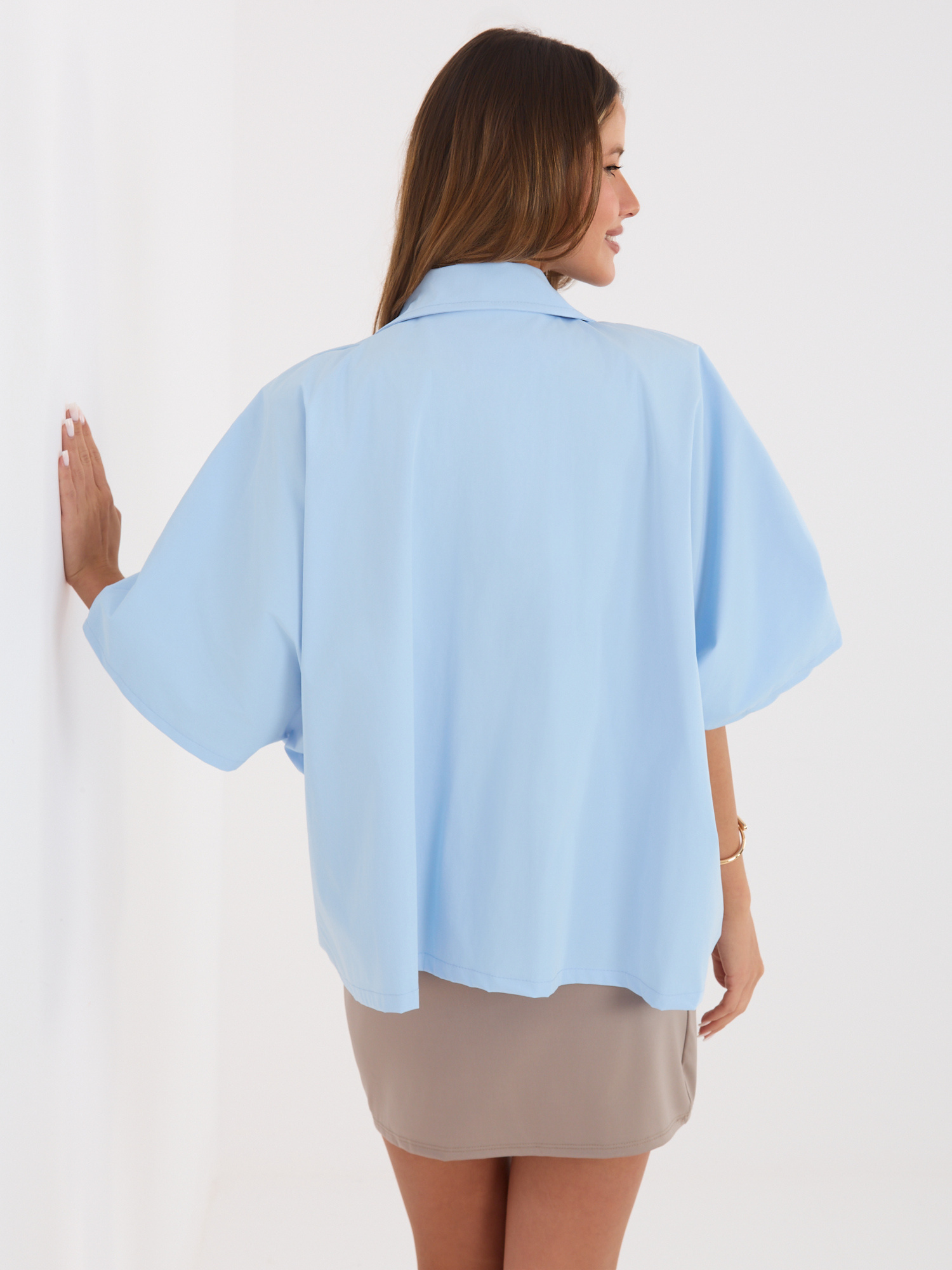 Jasnoniebieski damski płaszcz z szerokimi rękawami RUE PARIS 